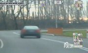 zdjęcie z wideorejestratora  na którym jest uciekający samochód