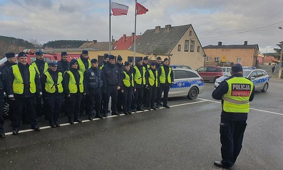 Odprawa w Pszczewie przed rozpoczęciem poszukiwań.