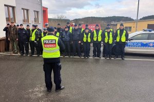 Dowódca poszukiwań odprawia policjantów.