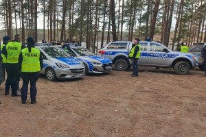 Policjanci na miejscu zbiórki w lesie.