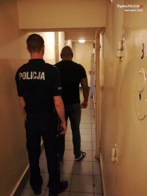 zatrzymany mężczyzna w eskorcie policjanta