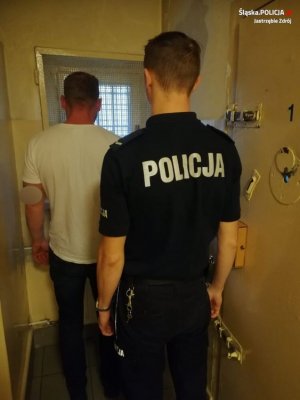 zatrzymany mężczyzna w eskorcie policjanta