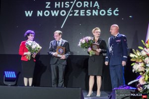 Gala podsumowująca obchody 100. Rocznicy Powołania Policji Państwowej - wręczenie statuetek  w kat. Z historią w nowoczesność -  Elżbieta Witek, Agnieszka Glapiak i Mariusz Kamiński