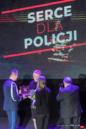 Gala podsumowująca obchody 100. Rocznicy Powołania Policji Państwowej - wręczenie statuetek  w kat. Serce dla Policji - Irena Zając