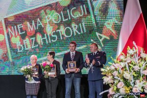 Gala podsumowująca obchody 100. Rocznicy Powołania Policji Państwowej - wręczenie statuetek  w kat. Nie ma Policji bez historii - Teresa Bracka, Anna Wesołowska, Jarosław Olbrychowski