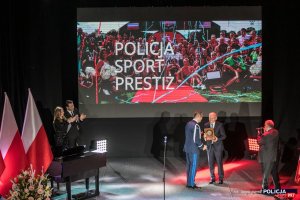 Gala podsumowująca obchody 100. Rocznicy Powołania Policji Państwowej - wręczenie statuetek  w kat. Policja-sport-prestige - Czesław Lang