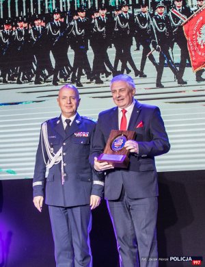 Gala podsumowująca obchody 100. Rocznicy Powołania Policji Państwowej - wręczenie statuetek  w kat. Tradycja w służbie ludziom i ojczyźnie - Grzegorz Piechowiak  i komendant główny policji