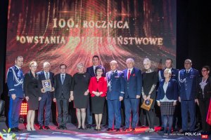 Gala podsumowująca obchody 100. Rocznicy Powołania Policji Państwowej - wspólna fotografia wszystkich laureatów