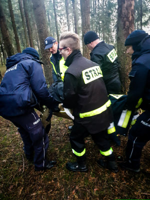 policjanci w trakcie akcji poszukiwawczej