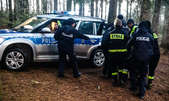 policjanci i strażacy podczas akcji poszukiwawczej