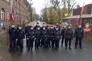 Donatorzy wychodzą ze Szkoły Policji.