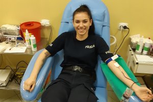 Policjantka pierwszy raz w życiu oddaje krew.