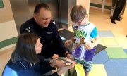 Policjanci rozmawiają z dzieckiem o bezpieczeństwie