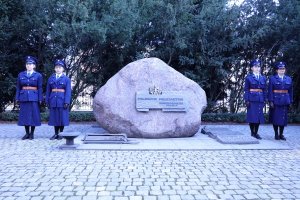 uczniowie klasy policyjnej na warcie przy obelisku poległym policjantom