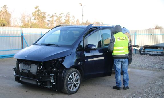 Policjant zabezpieczający samochód