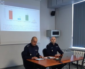 policjanci uczestnicy narady siedzą przy stole