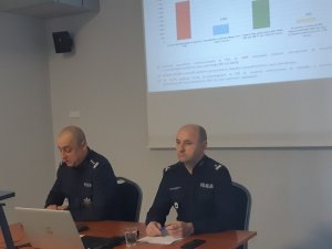 dwaj policjanci uczestnicy narady siedzą przy stole