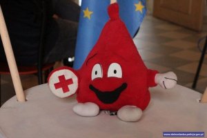 Maskotka w kształcie kropli krwi podczas akcji zdawania krwi w KWP Wrocław