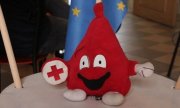 Maskotka w kształcie kropli krwi podczas akcji zdawania krwi w KWP we Wrocławiu