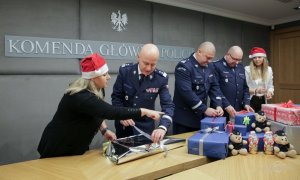 Kierownictwo polskiej Policji wspiera Szlachetną Paczkę - Komendant Główny Policji i jego Zastępcy przygotowują paczkę dla rodziny