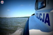 akcja poszukiwawcza na Zalewie Zemborzyckim - bok łodzi policyjnej z widocznym napisem POLICJA