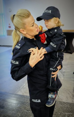 policjantka z dzieckiem na rękach