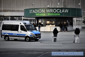policyjny radiowóz przed wejściem na stadion