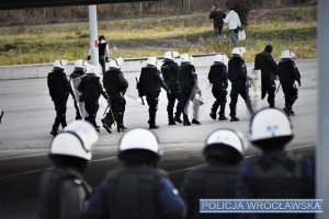 policjanci w kaskach biorący udział w zabezpieczeniu meczu