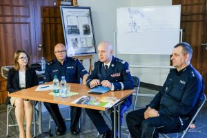 komendant Główny Policji, pełnomocnik do spraw praw człowieka w policji, dyrektor Biur Historii i Tradycji policji oraz pracownica cywilna Policji