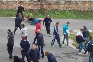 Policjant z psem służbowym zatrzymuje jednego z demonstrantów.