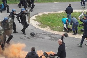 Pododdział zwarty w trakcie przywracania naruszonego porządku.