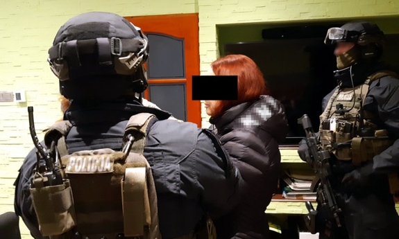 dwaj policjanci z zatrzymaną kobietą