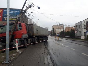 uszkodzony słup energetyczny po najechaniu ciężarówki