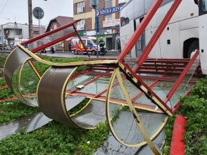 uszkodzony przystanek komunikacji publicznej po najechaniu autobusu