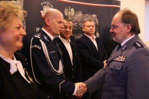 Koordynator Komendanta Głównego Policji ds. organizacji imprez sportowo-rekreacyjnych Andrzej Kuczyński gratuluje policjantowi