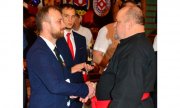 Robert Gaździk przyjmuje odznaczenie - złoty medal Ligi Obrony Kraju, które wręcza SOKE Gogdan Buczyński