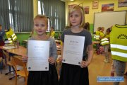 Jessica i Oliwia, dziewczynki, które otrzymały dyplomy od Zastępcy Komendanta Powiatowego Policji w Lubinie, za uratowanie ludzkiego życia