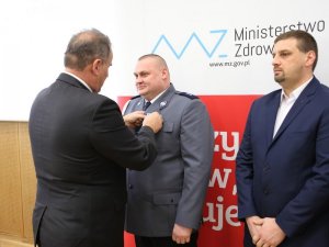 wręczanie medalu policjantowi