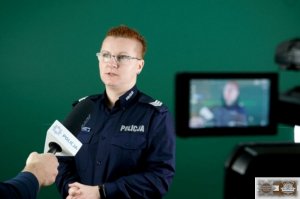 policjantka podczas zajęć udziela wywiadu mówiąc do mikrofonu