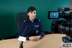 policjantka podczas zajęć udziela wywiadu mówiąc do mikrofonu