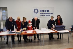 policjanci z pracownicy policji pakują prezenty