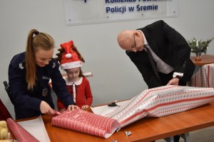 policjanci z pracownicy policji pakują prezenty