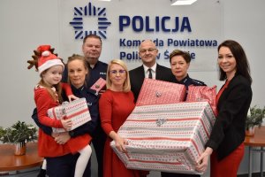 policjanci z pracownikami policji ze spakowanymi prezentami