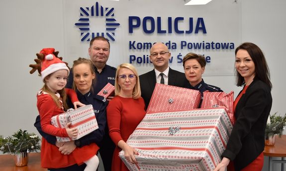 policjanci z pracownikami policji ze spakowanymi prezentami