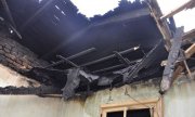Spalony dach domu któ9ry podpalił sie od petardy