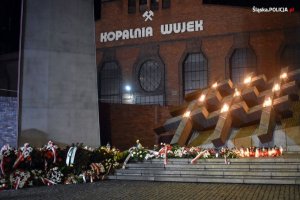 pomnik przed kopalnią Wujek upamiętniający poległych górników