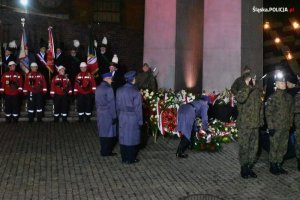 delegacja śląskiej Policji podczas złożenia kwiatów przed pomnikiem