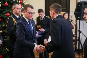 Uroczystość wręczenia odznaczeń &quot;Za zasługi dla ochrony zdrowia&quot; w podziękowaniu za sierpniową akcję ratunkową w Tatrach z udziałem wiceministra Pawła Szefernakera