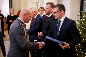 Uroczystość wręczenia odznaczeń &quot;Za zasługi dla ochrony zdrowia&quot; w podziękowaniu za sierpniową akcję ratunkową w Tatrach z udziałem wiceministra Pawła Szefernakera