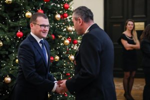 Uroczystość wręczenia odznaczeń &quot;Za zasługi dla ochrony zdrowia&quot; w podziękowaniu za sierpniową akcję ratunkową w Tatrach z udziałem wiceministra Pawła Szefernakera